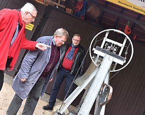 Fritz Raßmann und Georg Schröer (v.l.) vom Heimatverein nehmen die Glocke des ehemaligen Stephanuszentrums mit Pfarrer Jörg Zweihoff unter die Lupe. 
