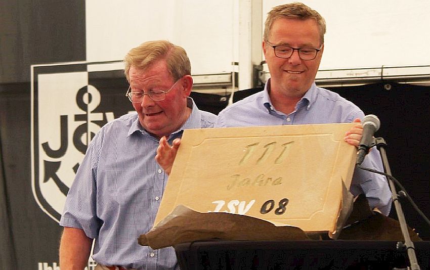 Georg Schröer vom Heimatverein überreichte Schwabe eine Sandsteintafel zum Andenken an den Geburtstag und bedankte sich für die gute Nachbarschaft.