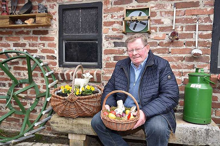 Georg Schröer freut sich, dass rund um das Heimathaus bunte Blumen blühen