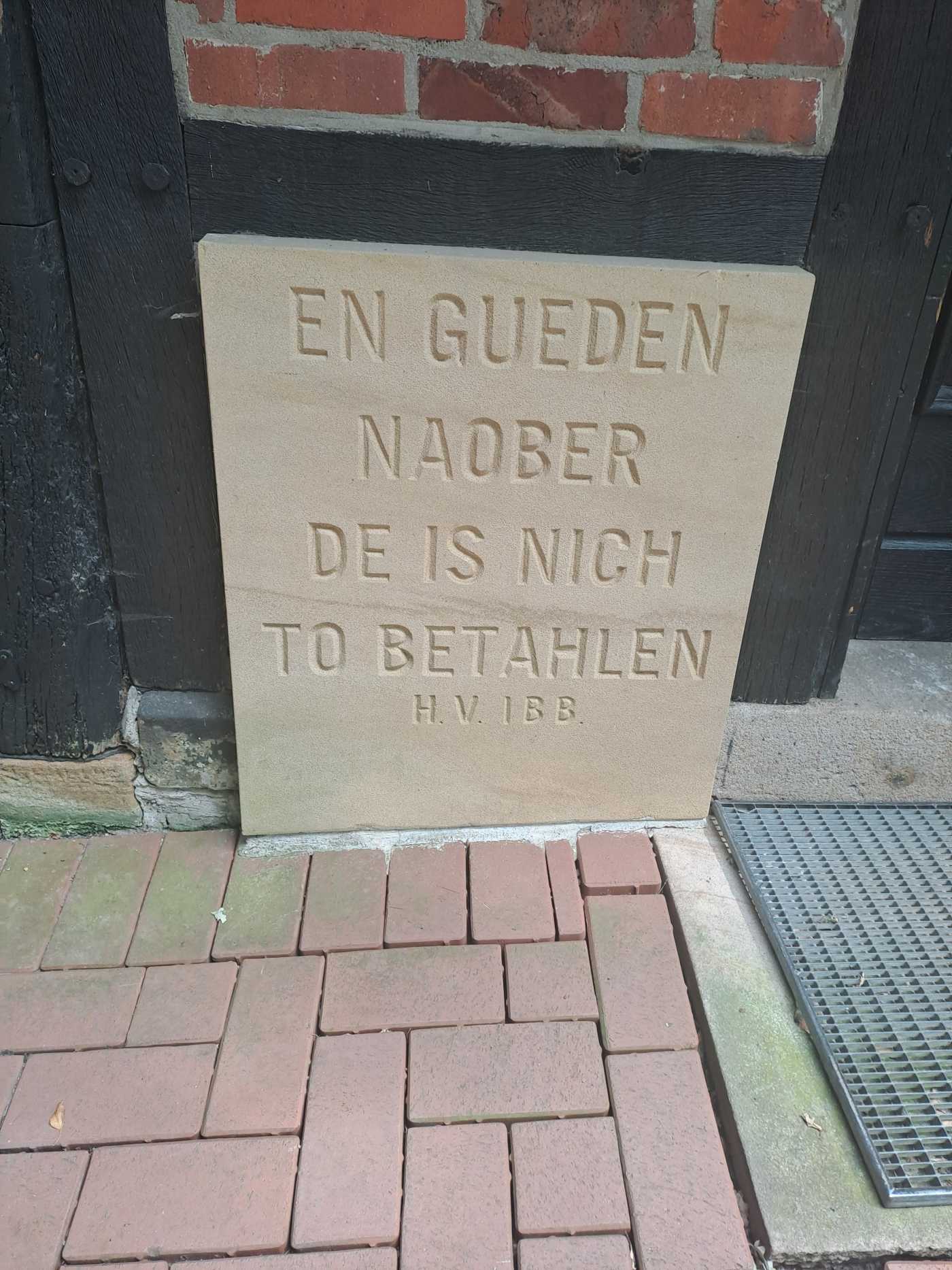 Sandsteinplatte 'En gueden Naober de is nich to betahlen'
