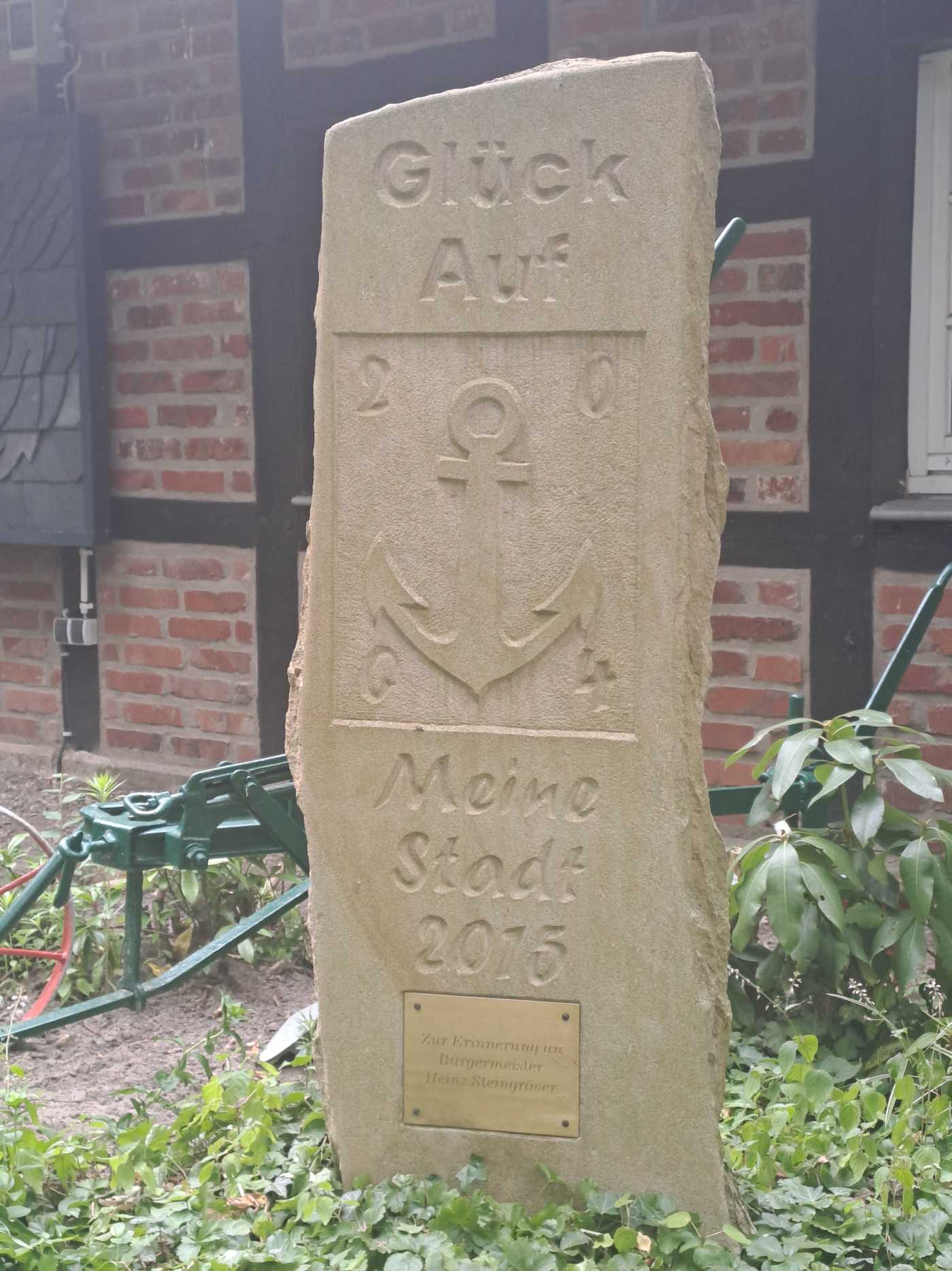 Sandsteinplatte 'En gueden Naober de is nich to betahlen'