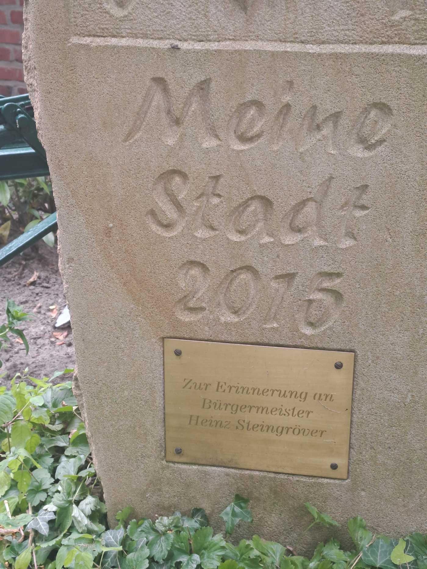 Messingplatte des Gedenksteins Glück Auf