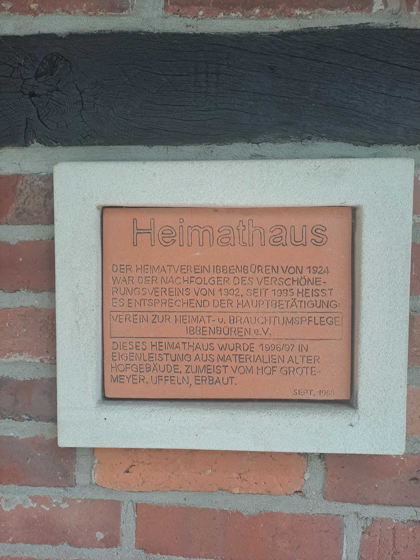 Tontafel mit Sandstein-Rahmen am Heimathaus
