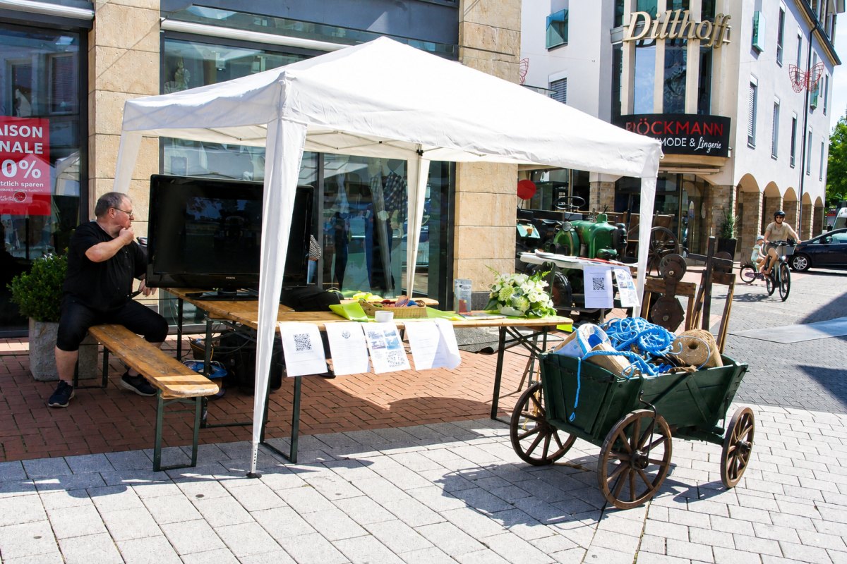 Pavillion mit Bollerwagen