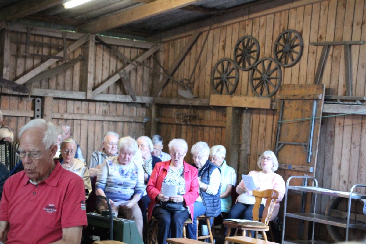 Traditionelle Messe im Innenhof