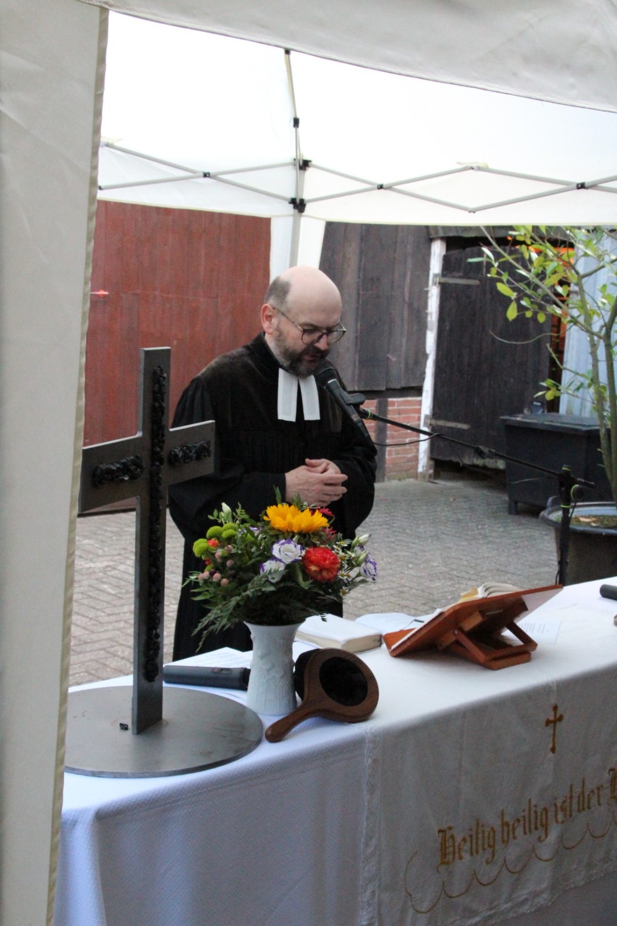 Traditionelle Messe im Innenhof