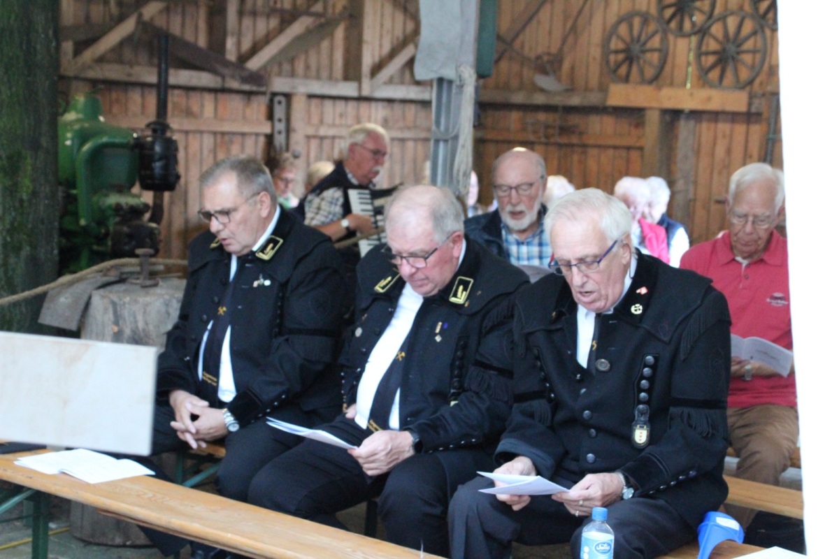 Traditionelle Messe im Innenhof