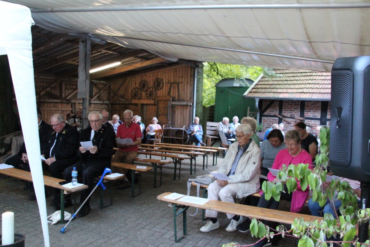 Traditionelle Messe im Innenhof